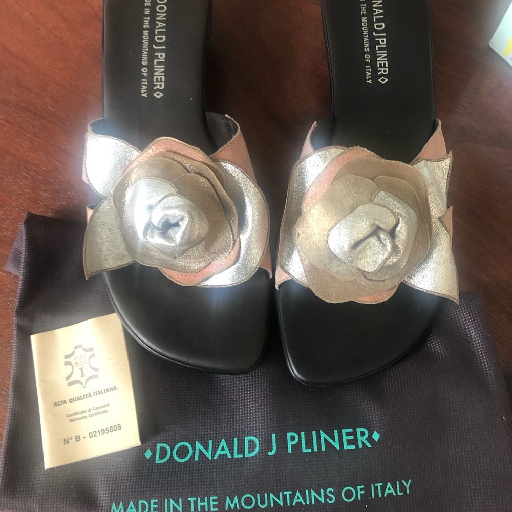 Gorgeous, comfortable sz 10m Donald Pliner slip on black metallic wedge sandals